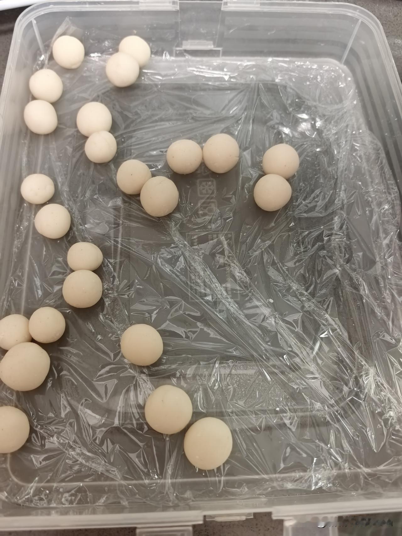 宝贝孙子明天早饭吃糯米小圆子。
小大人嫌弃我在上海时搓的圆子太大，他爷爷又说我搓