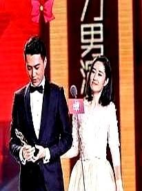 娱乐圈里真感情不多，但靳东和刘敏涛这对姐弟情，是真靠谱。1998年两人都穷，刘敏