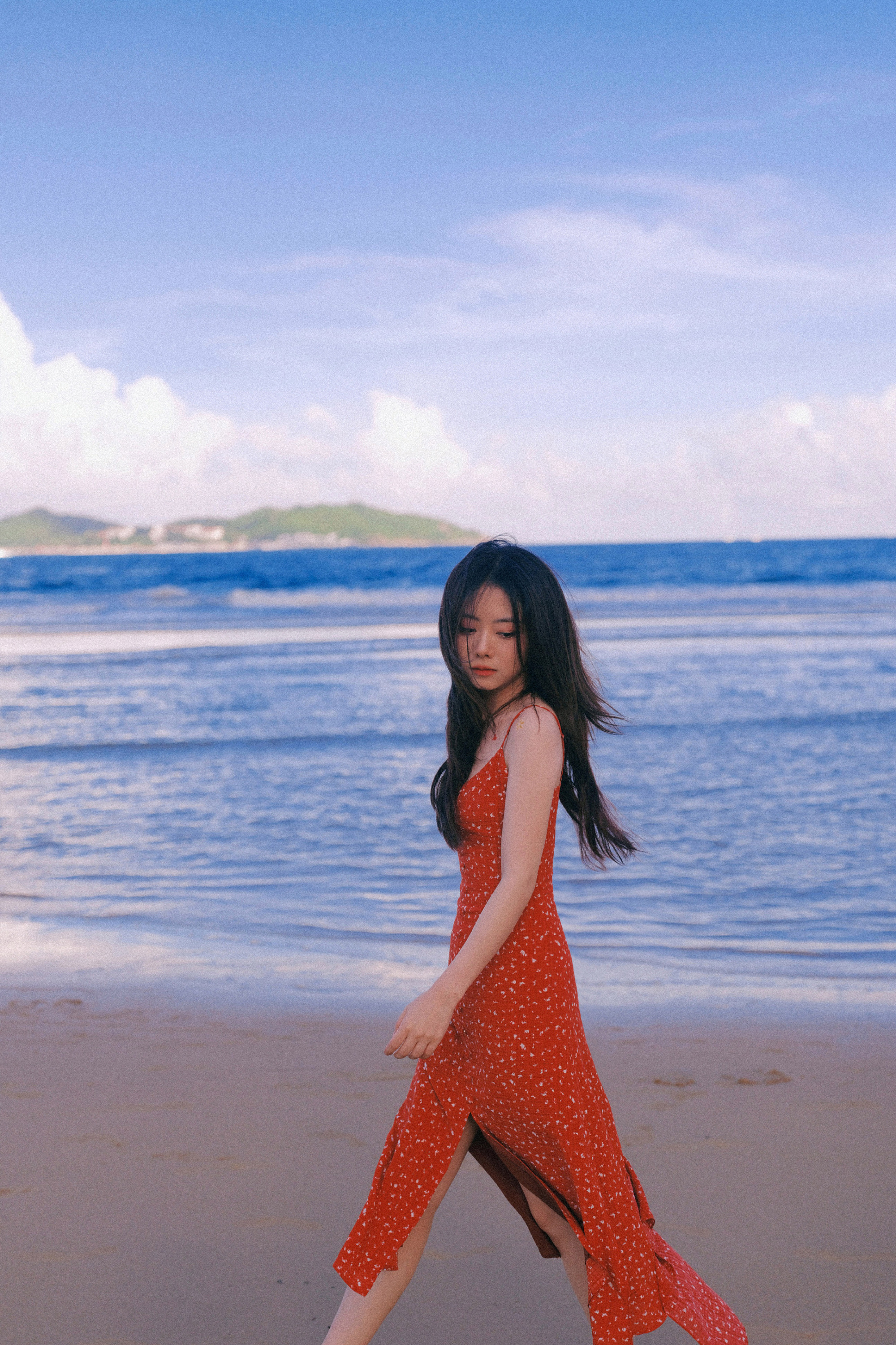 谭松韵三亚海边美拍，甜美的红裙子两小姐 ​​​
