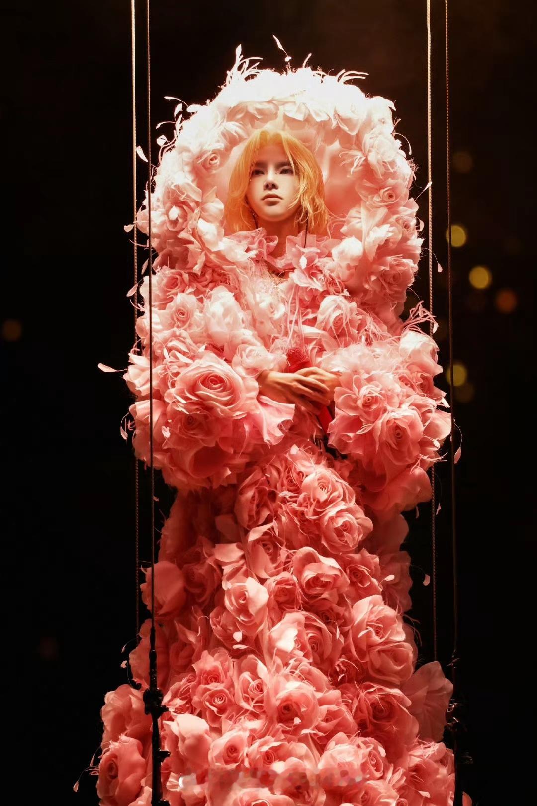 一眼望去，
姑娘真美啊！
ON，ON，ON！
这是男歌手华晨宇！
参加比赛的时候