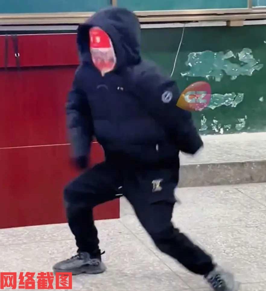 有小学在元旦晚会上，有男生表演川剧变脸。

只是这名同学变得不是脸谱，而是自己学