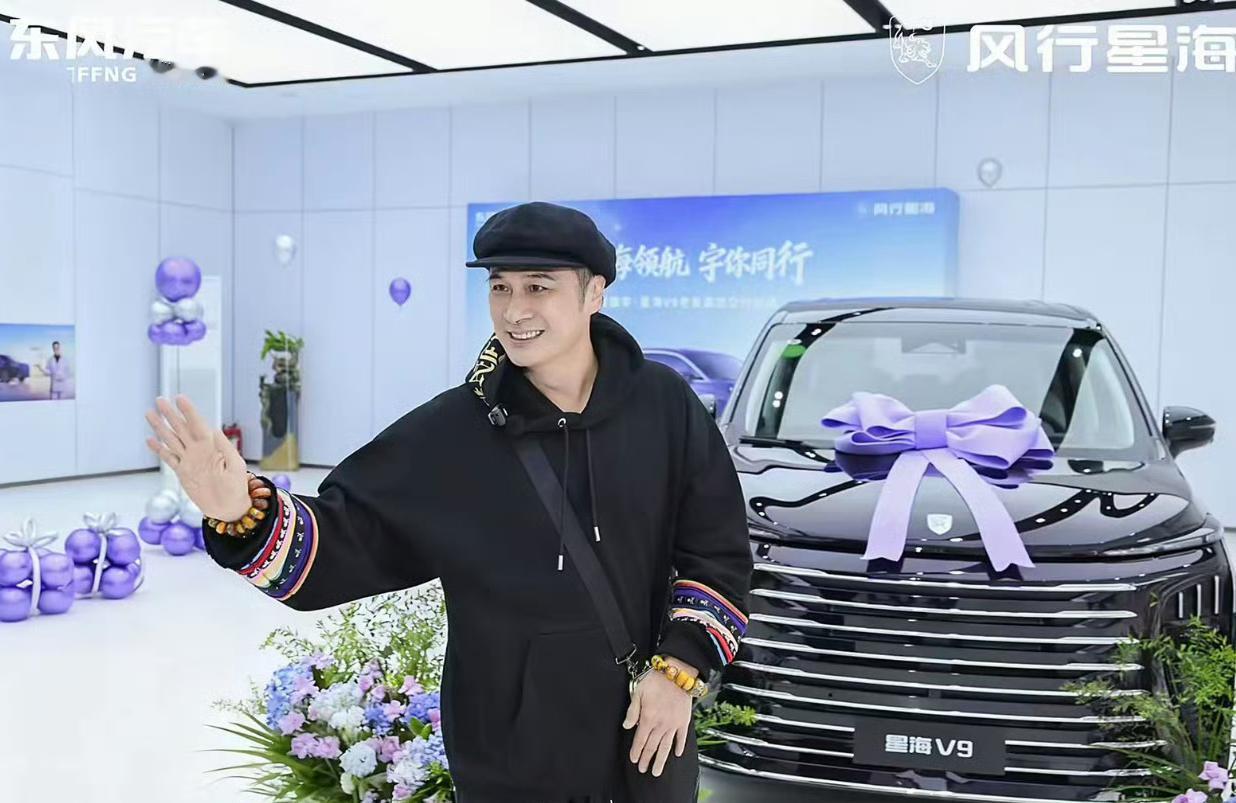 笑不活了！最近吴镇宇用老年卡坐公交的新闻火了，谁能想到这位影帝都60多了？不过人