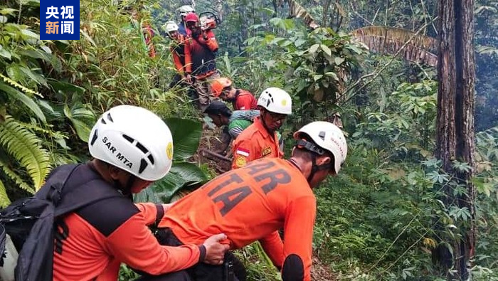 【印尼中爪哇省再发生山体滑坡 2人死亡27人被掩埋】当地时间11月17日，据印度