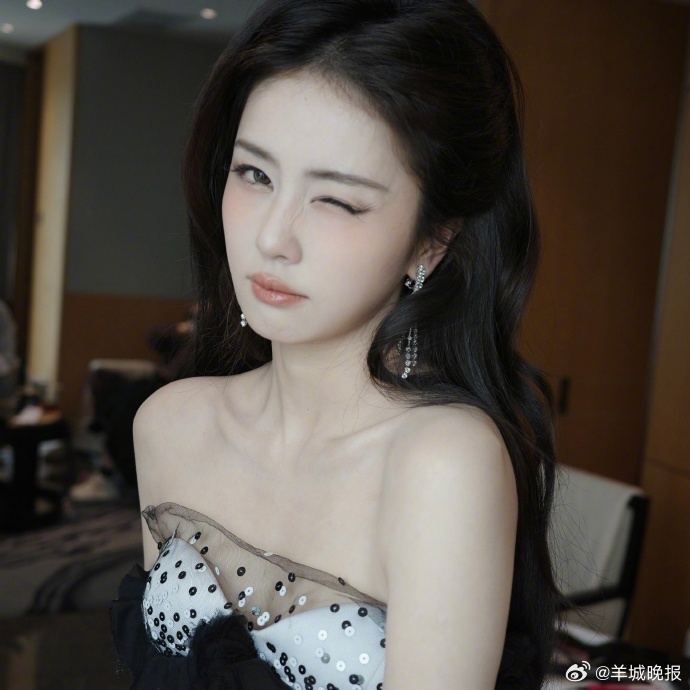 【#星光大赏红毯#即将开启，你期待哪位女星登场？】12月21日下午，星光大赏红毯