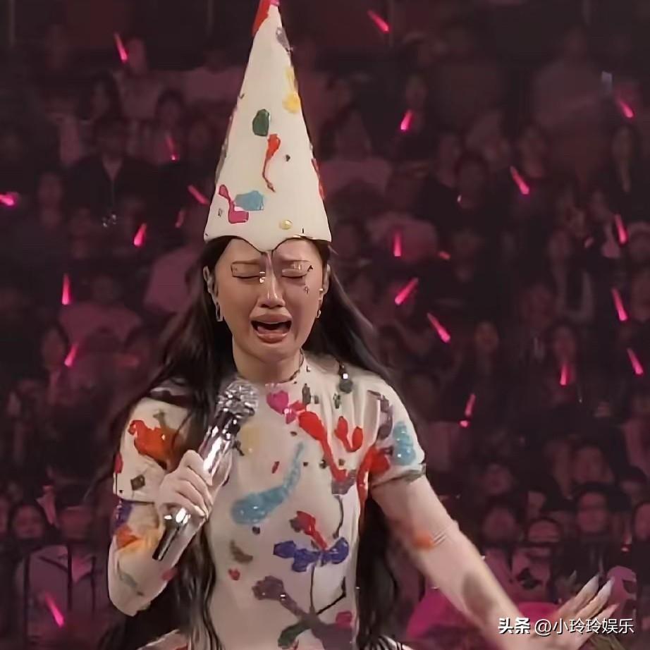 造型师和单依纯有仇吗？

成都演唱会一开，

造型简直辣眼，造型师
给她整的那身