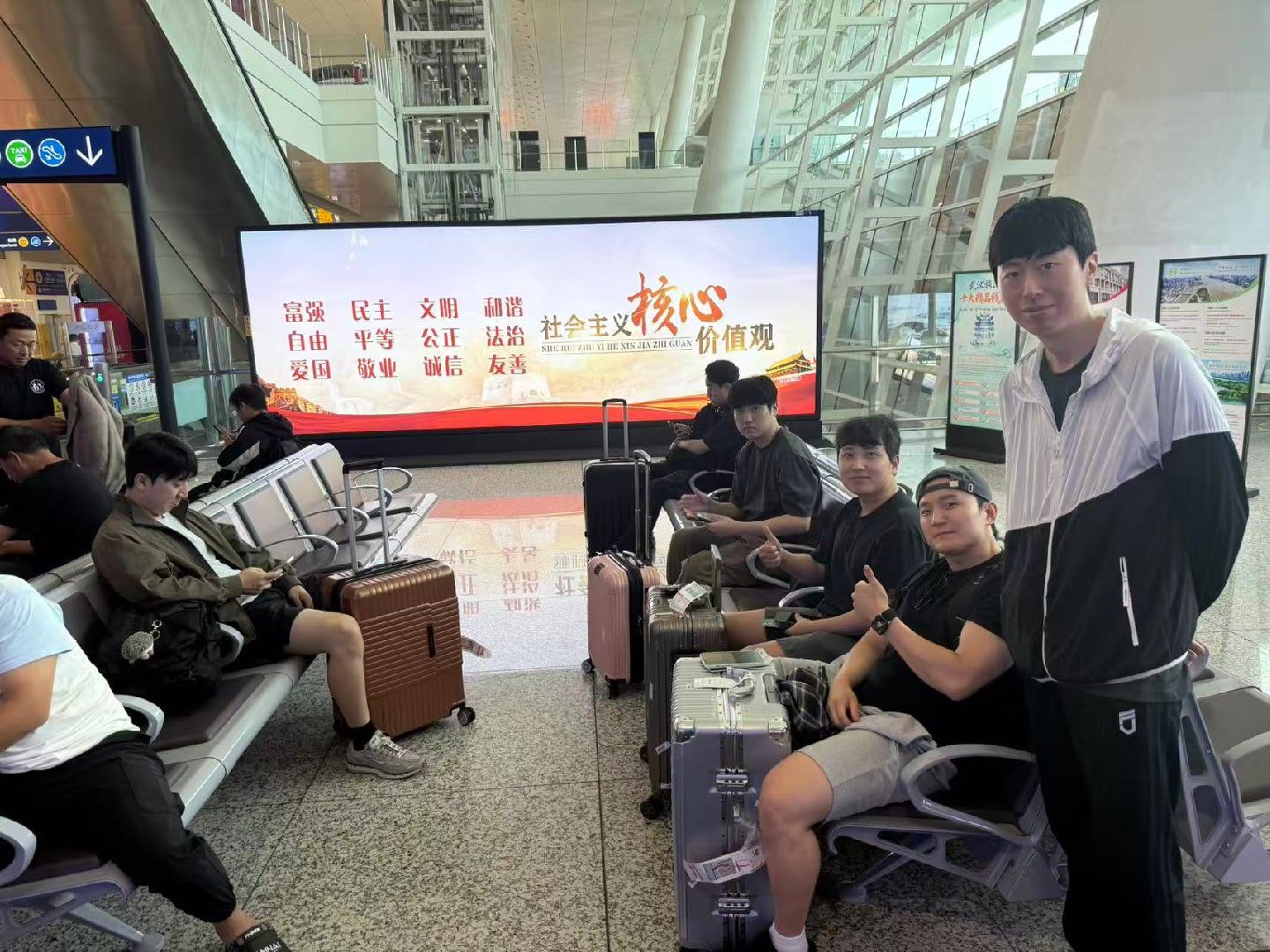 选手陆陆续续都到了，我刚又去打了一会儿新版本，我发现z的防还是100/100，这