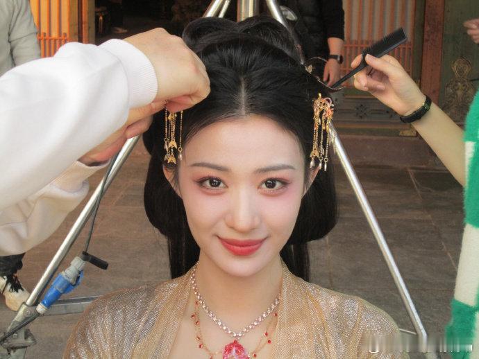 王楚然你是真上过班啊社畜DNA狠狠共鸣！被问古代吐槽点秒提缺共享单车，斗后宫直接