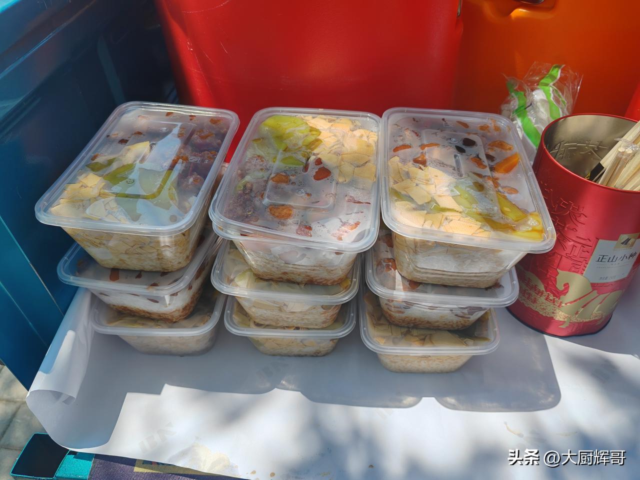 经济下行时你会选择路边摊吗这个是自然，也是一种规律。兜里有钱自然会吃好的喝好的，