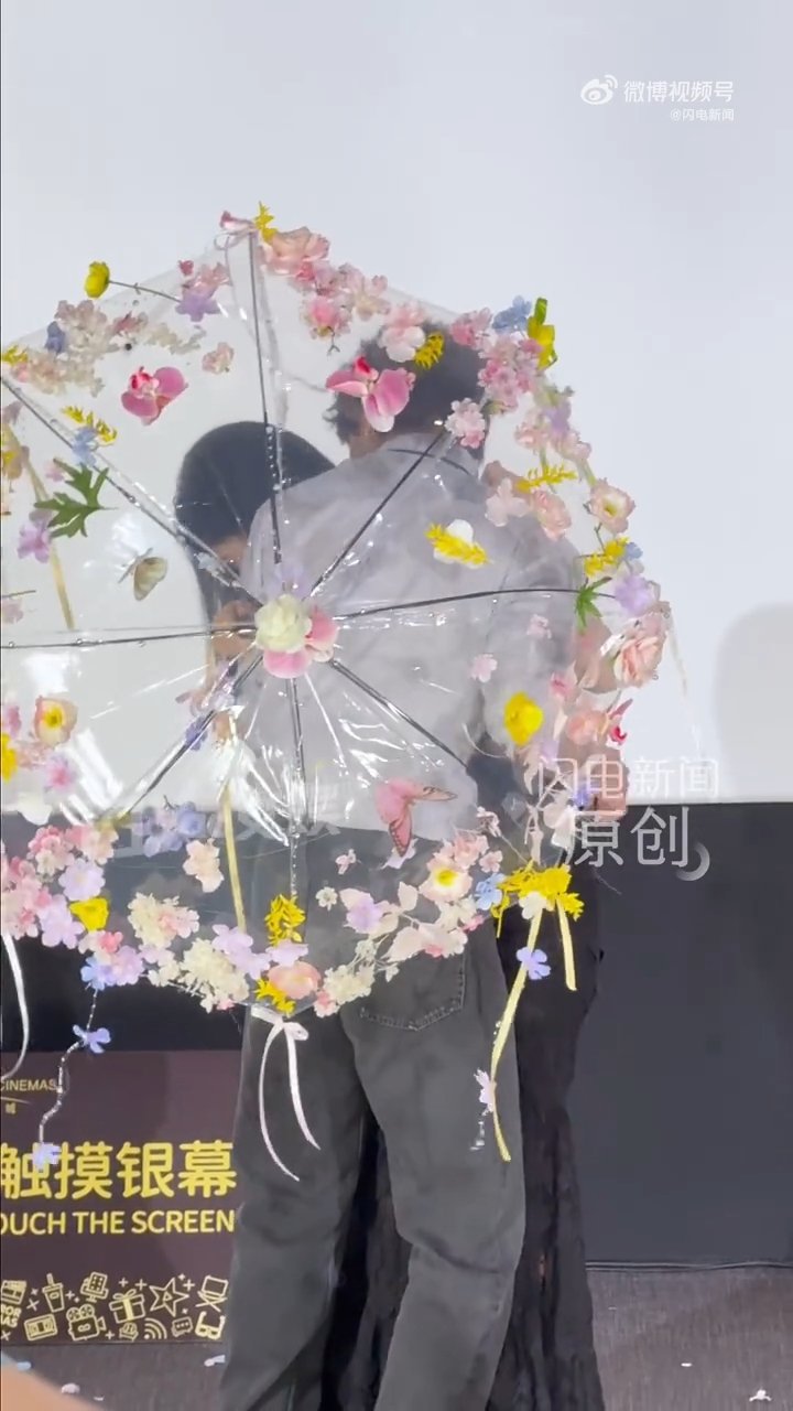 孟子义何与连衣服也要锁死热播古装剧《百花杀》主演线下同框营业，孟子义何与花海转圈