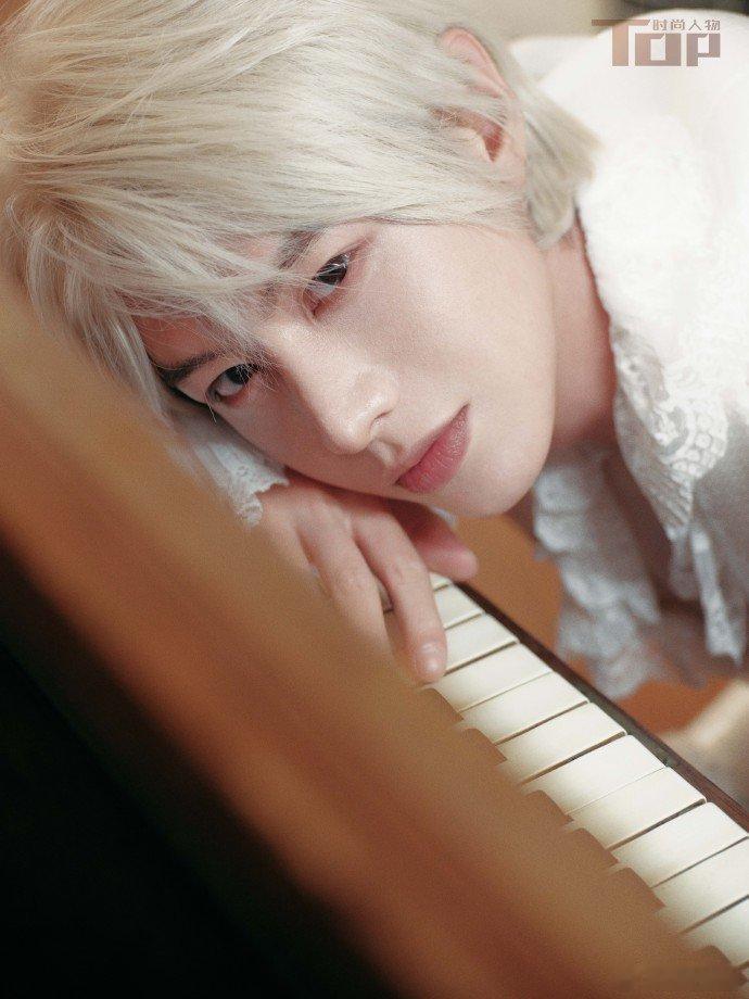 何健麒 何健麒的新年雪景大片一释出，银发造型在雪地里格外亮眼，举手投足间都带着韩