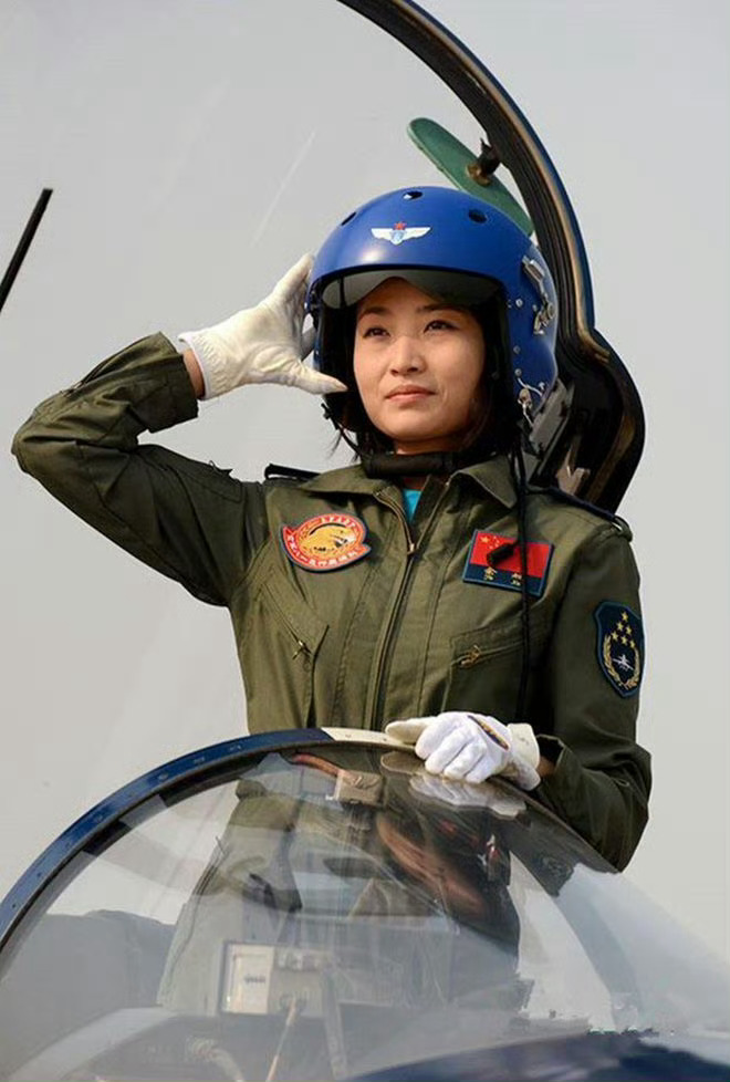 2016年的今天，余旭在飞行训练中不幸牺牲，年仅30岁。“金孔雀”，永远飞翔！ 