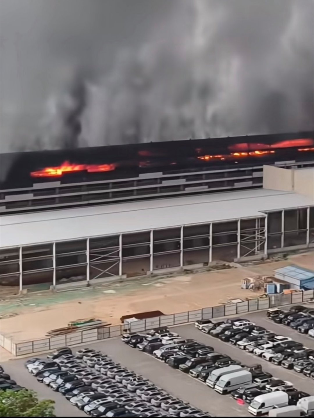 官方通报深圳比亚迪火灾比亚迪公司立体车库起火，火势已经扑灭，万幸无人员伤亡。 