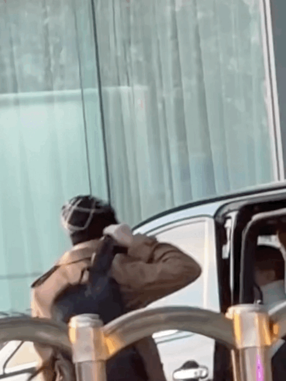 吴磊的书包是装了三室一厅吗背着书包的男大吴磊北京出发，书包颠起来一看就很重，hh