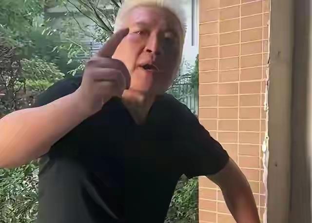 回头理一下，彭某已道歉后想挪车，闵先生拿自己的车堵住，彭某报警，闵先生也没把自己