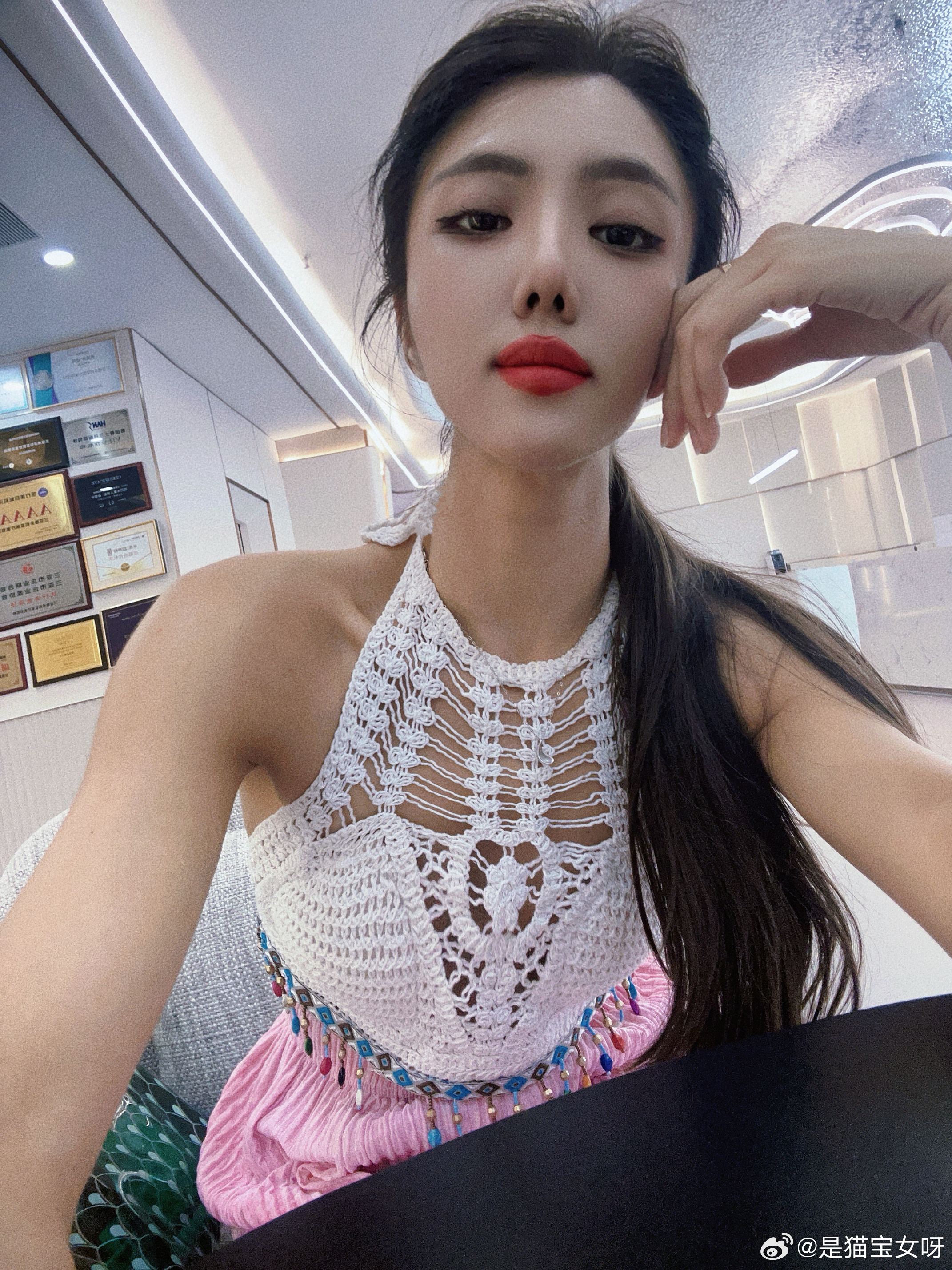 我就脸和身上不一个颜色怎么滴，今天做脸的小姐姐说我脸好小，她说是她见过最小的 三