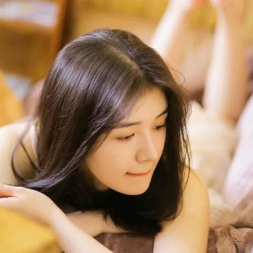 慵懒午后，温柔的阳光洒满房间，静静享受这一刻的宁静。居家浪漫下午茶 温柔慵懒感 