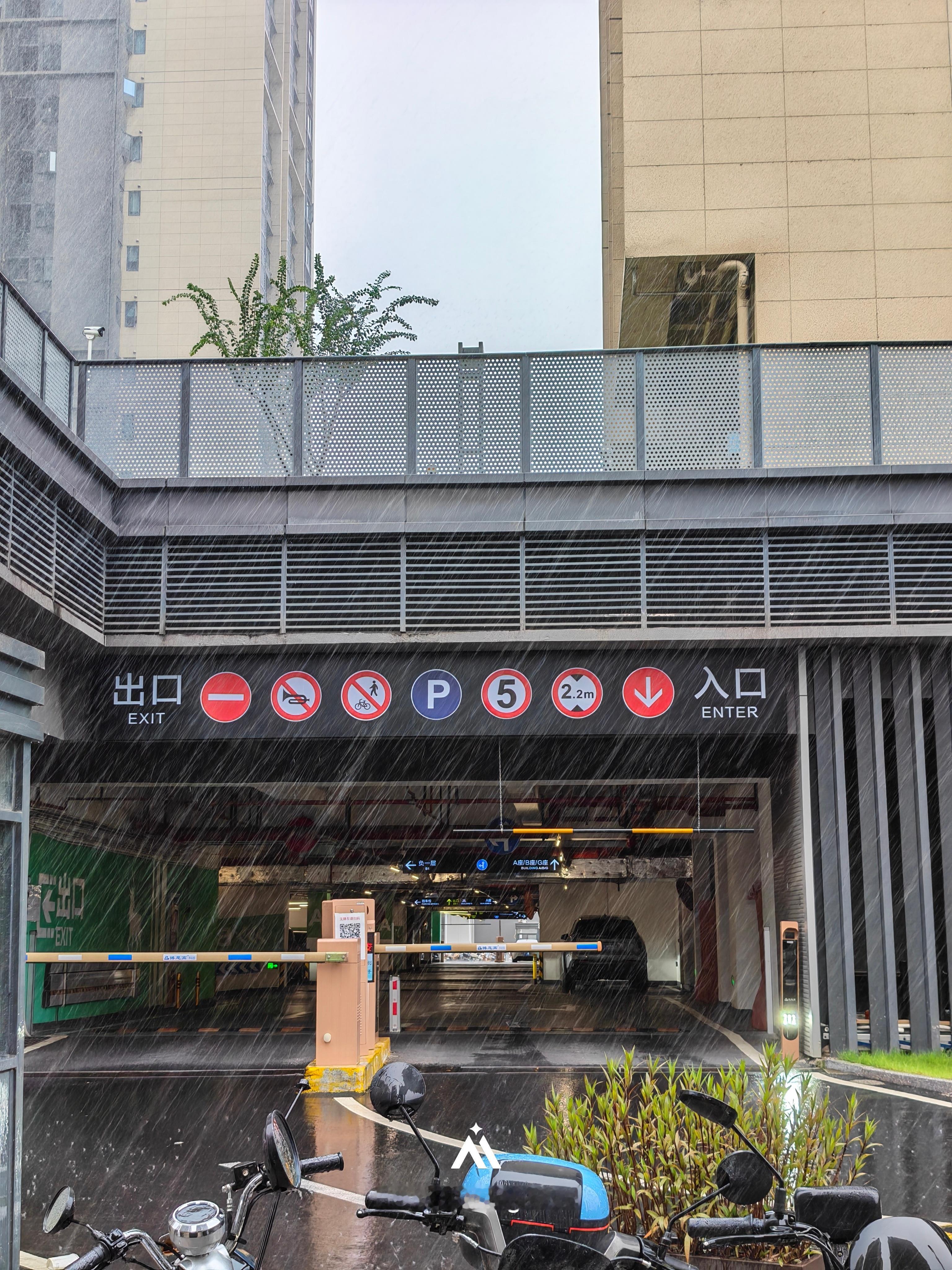 深圳这两天的雨量确实是神鬼莫测，1分钟以内就可以在不下雨和大暴雨之间来回切换，你