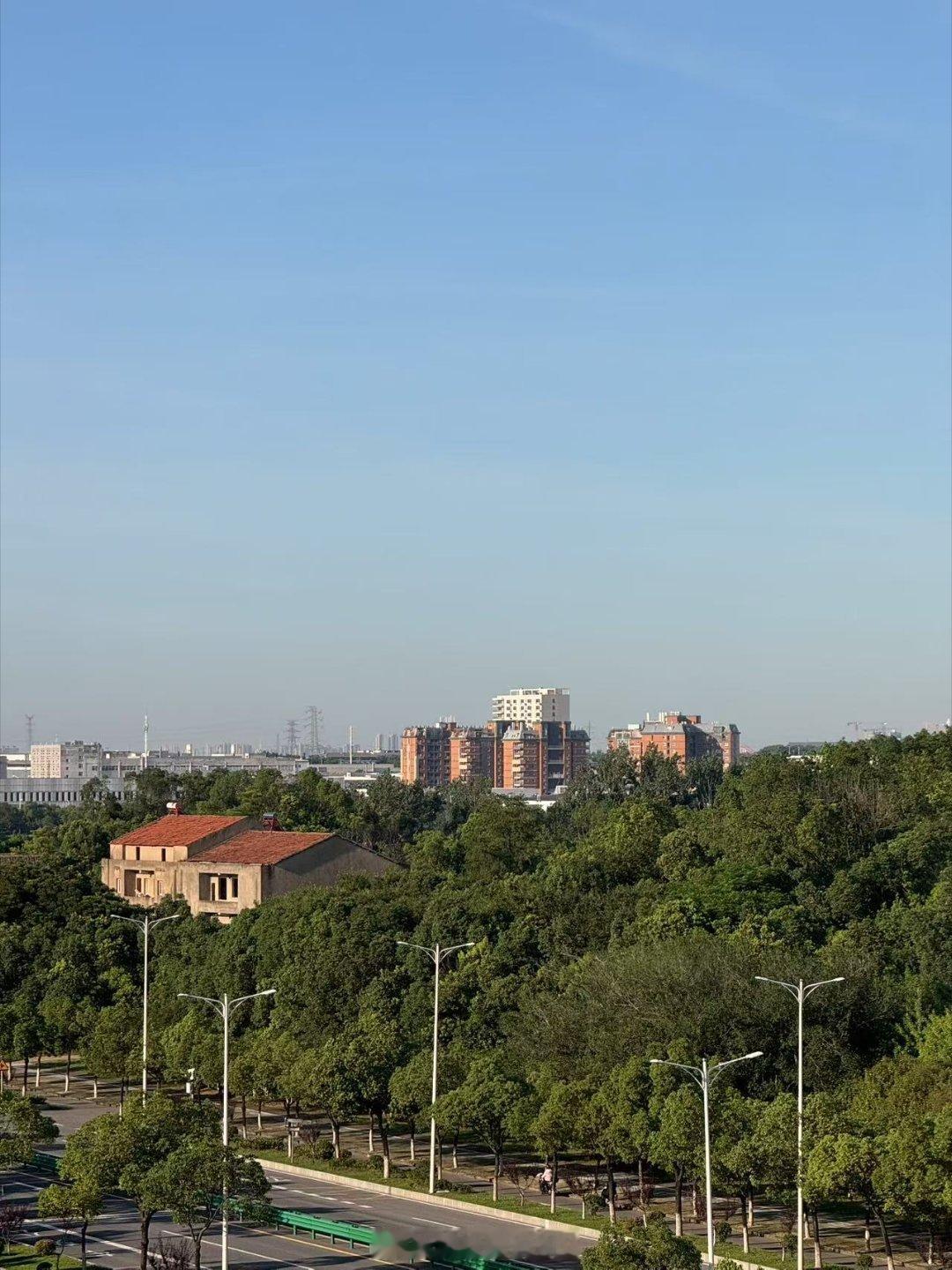 大武汉早上7点的太阳，这样的天气外拍，哈哈哈，想想都激动，瞬间烤焦的！我的日常p