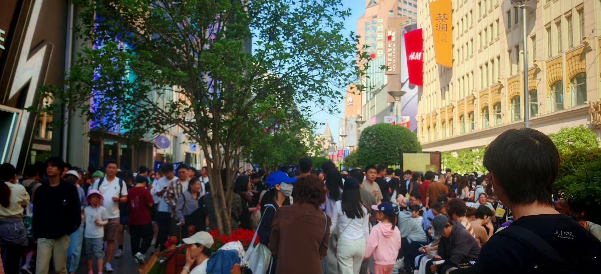 感觉上海五一假期第2天有一亿人不用感觉一亿人是没问题的 ​​​