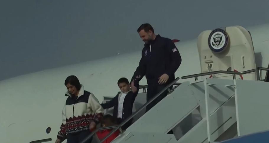 2月5日，万斯携家人抵达米兰，将出席2月6日的冬奥会开幕式！
当天，万斯和夫人以