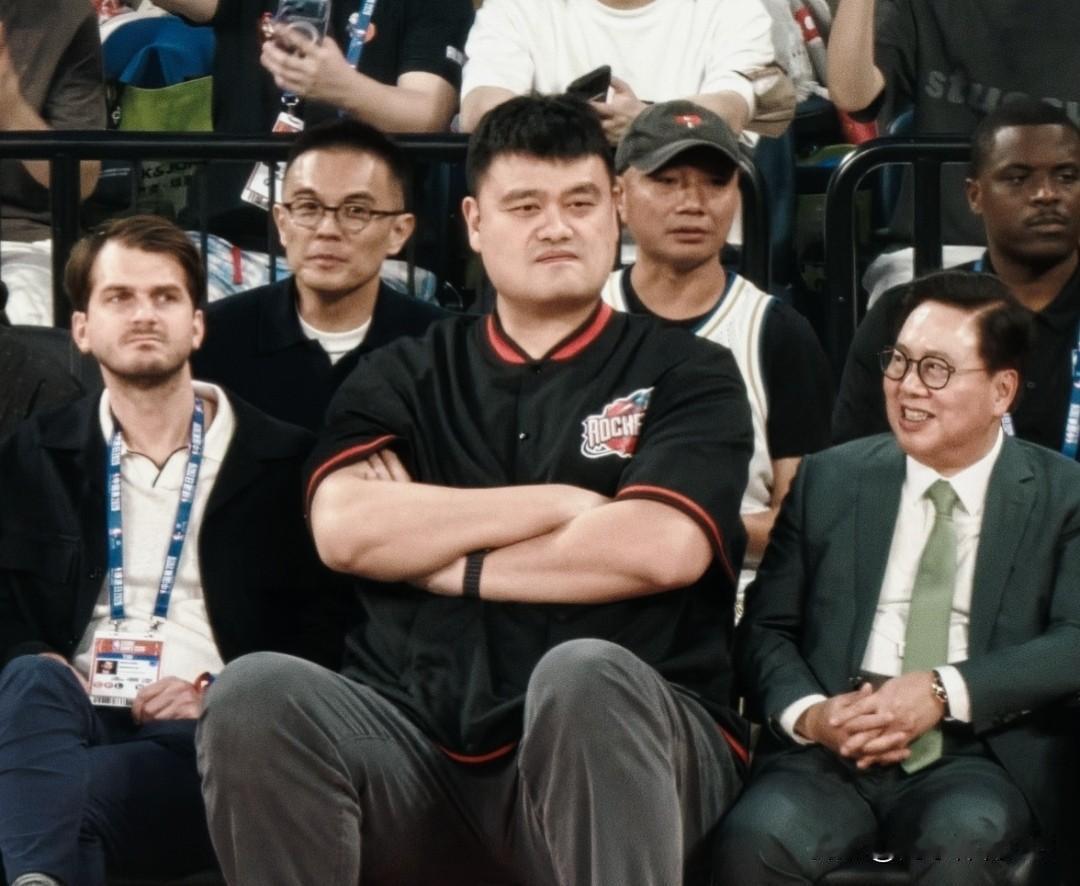 全体起立！
姚明身穿火箭训练服现身中国赛，火箭球迷集体破防！

传承不是嘴上说说