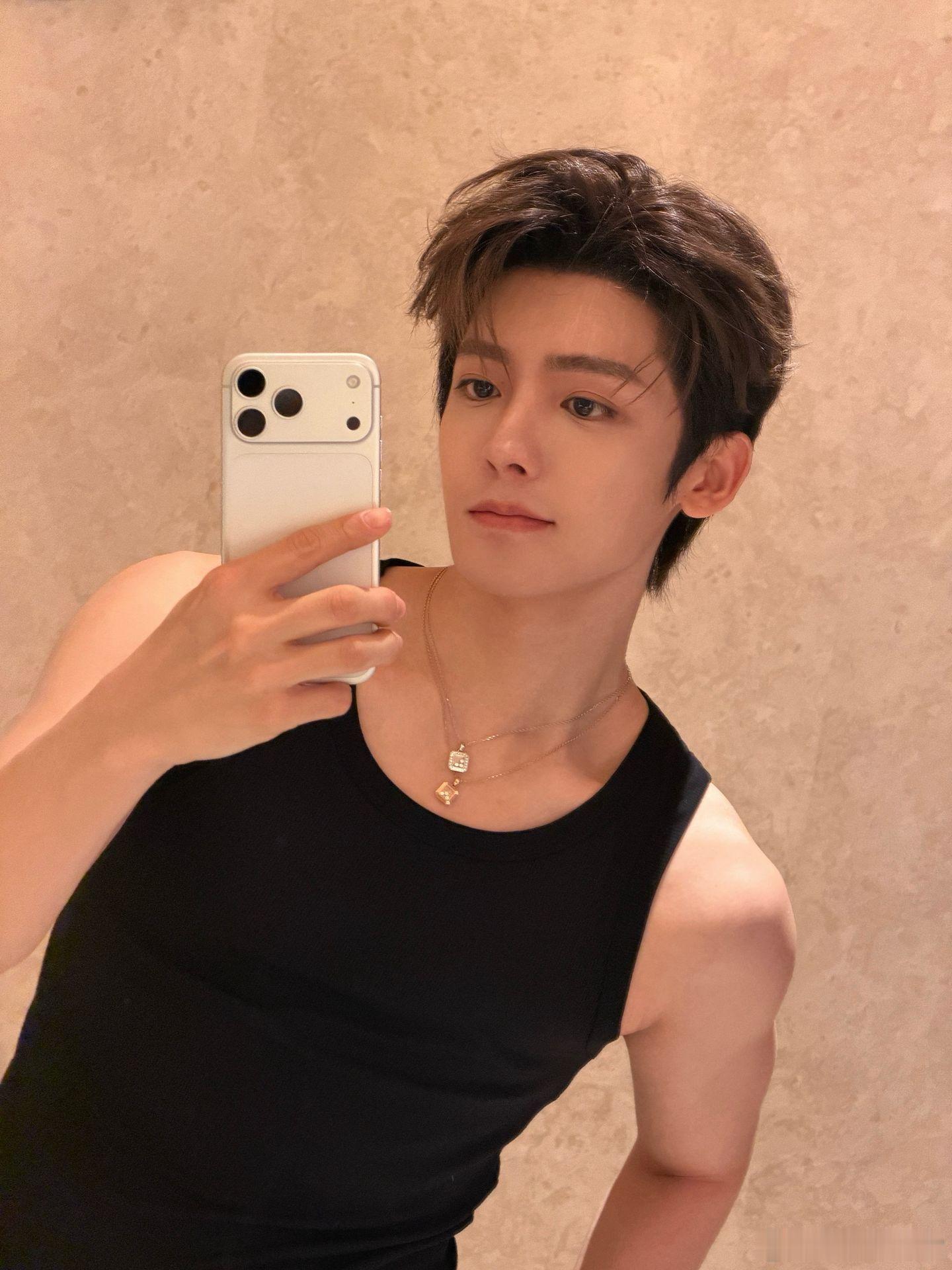 侯明昊 黑色背心造型低调有型，手臂线条若隐若现，恰到好处的肌肉感内敛不张扬，干净