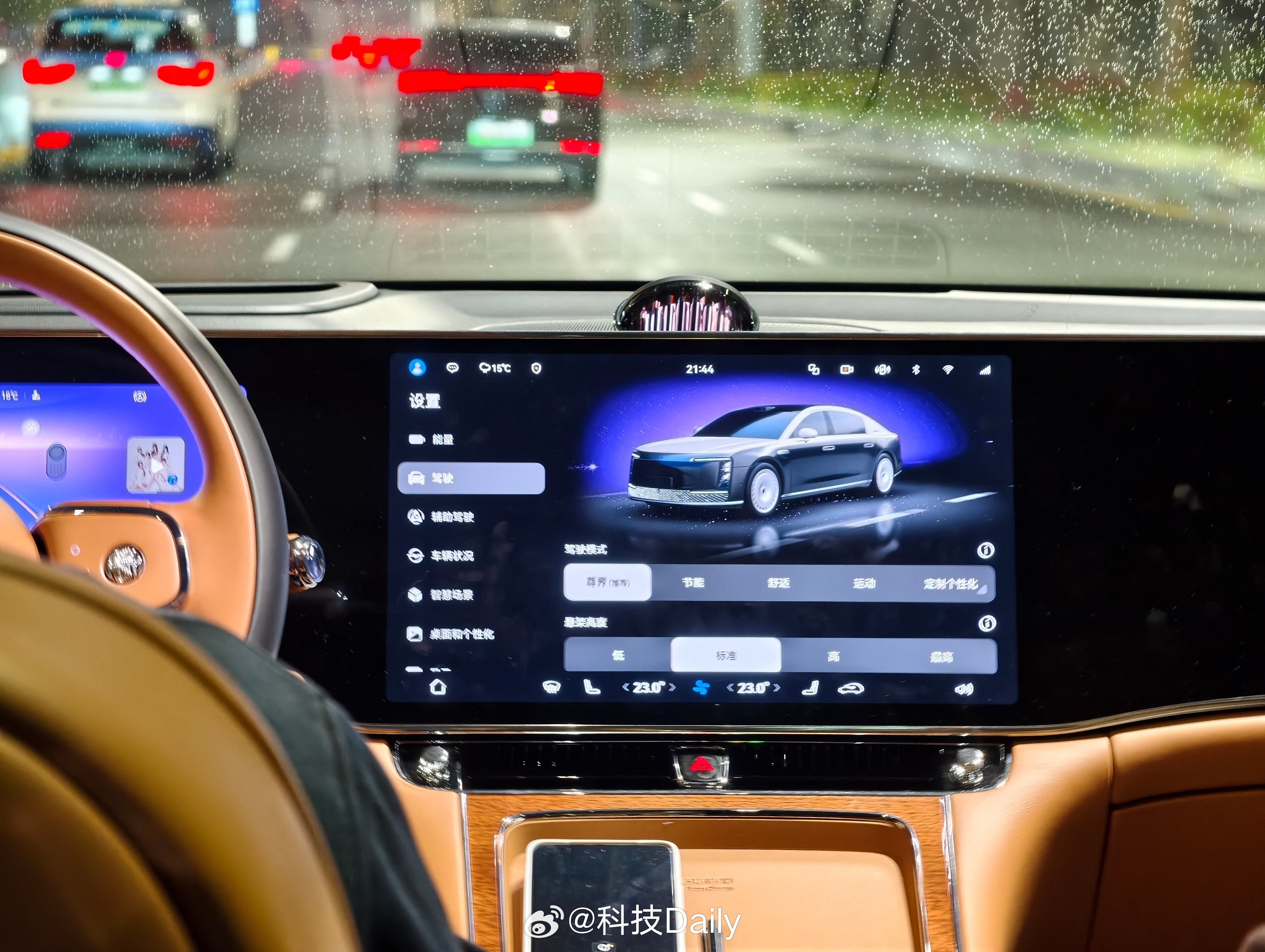 晚上出来溜达溜达，偶遇超大的华为门店，还试驾上了梦寐以求的尊界S800，之前在门