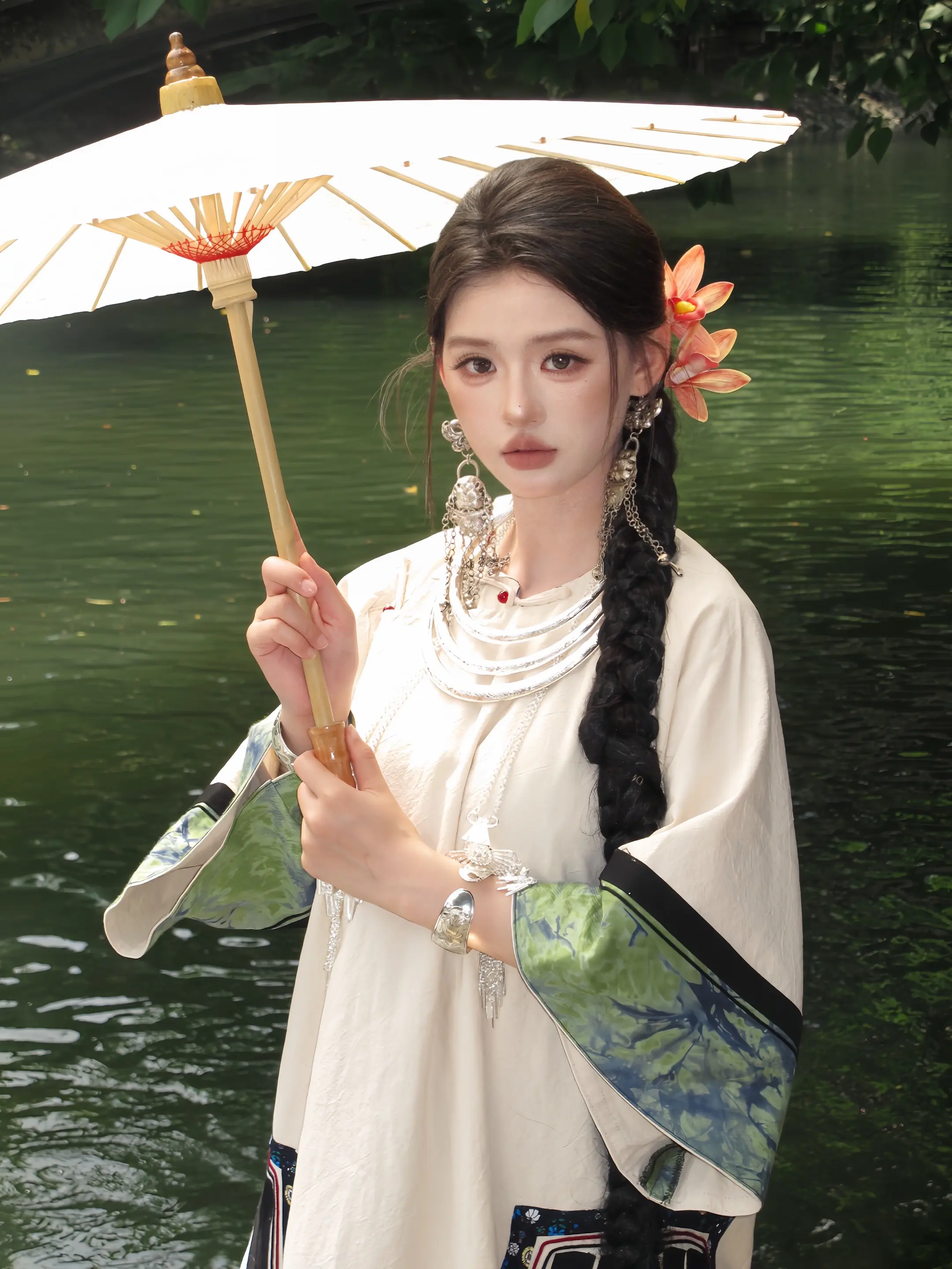 东风吹玉兰花～在苗寨拍到好看的彝族服饰