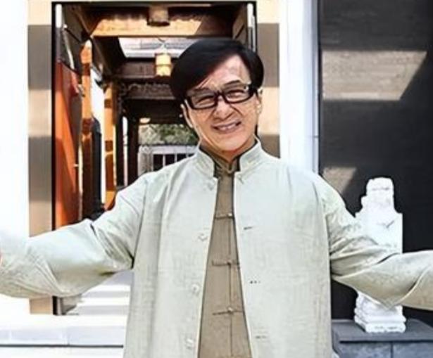 1990年，成龙来北京拍戏，被房产中介一通忽悠，入手了八套四合院，每套50万。
