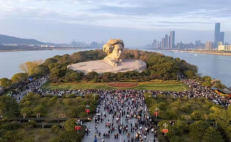 我以为，资本主义私有制是产生一切向钱看的根源！
公者千古，私者一时。廉洁奉公者光