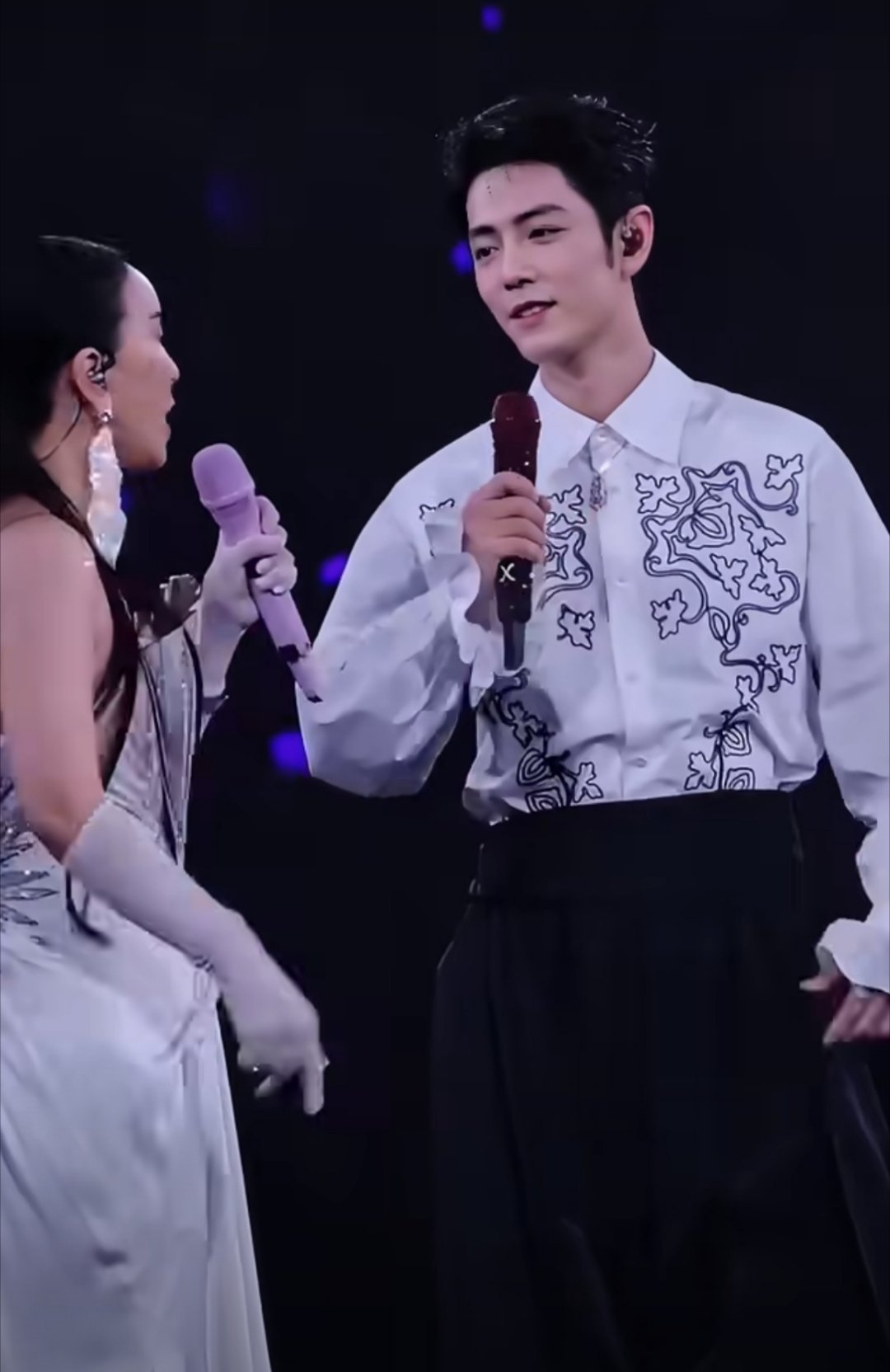 肖战回应来那英演唱会的原因 肖战现身并登场那英北京演唱会。那姐问肖战为什么来？肖