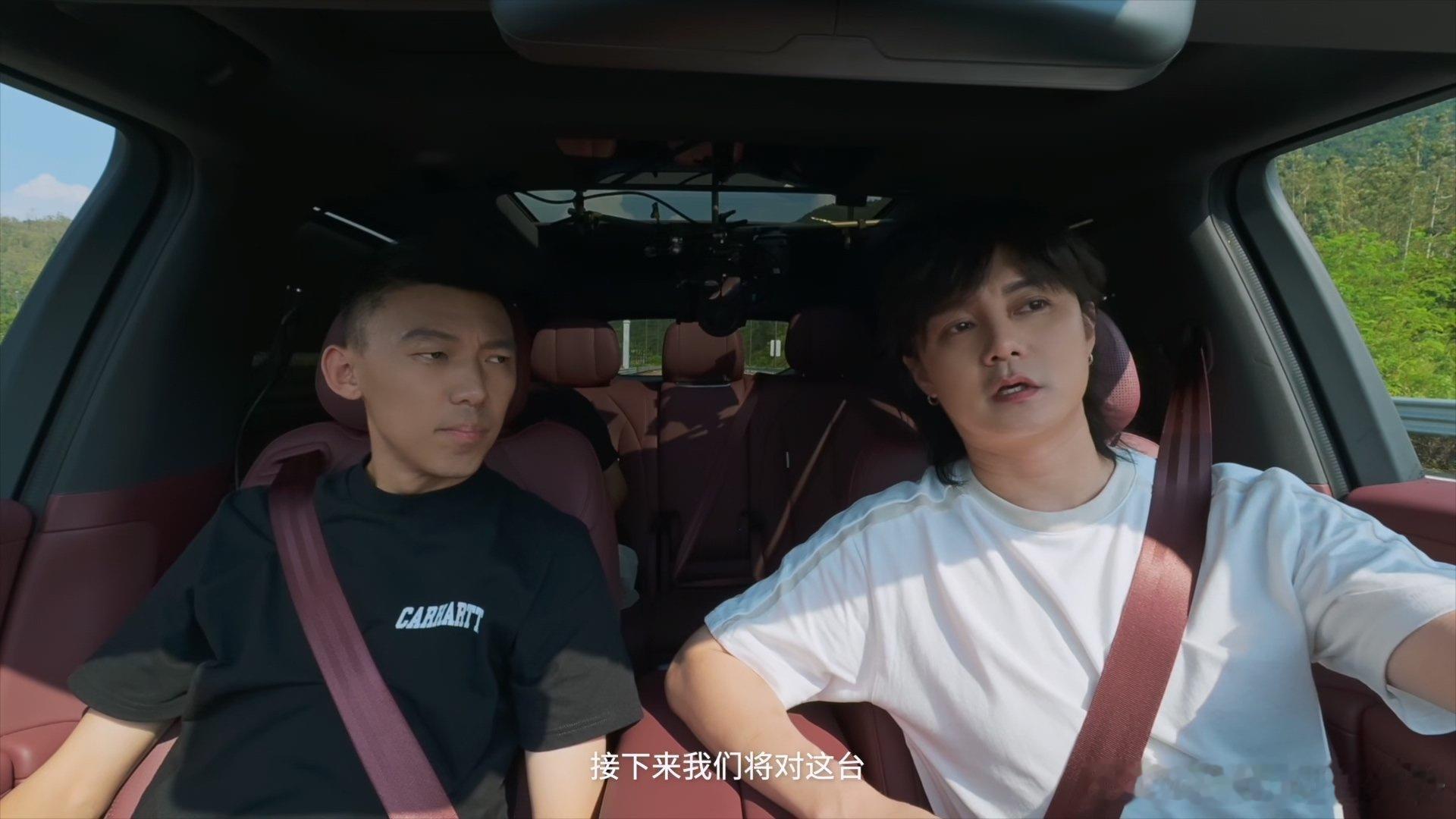 尹正开小鹏G9L复刻巴音布鲁克经典飞坡 除去演员的身份，尹正是实打实的硬核爱车爱