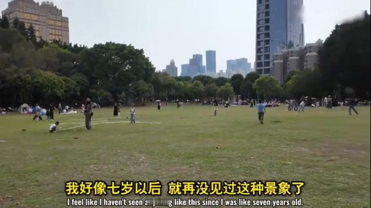 一名美国人游玩深圳的公园，想哭！

这名美国人在深圳的某个公园，看到很多老人和孩