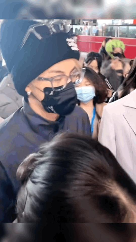#王鹤棣又戴了两个眼镜#潮男都是带两副眼镜出街的，王鹤棣 内娱神颜去巴黎炸街了，