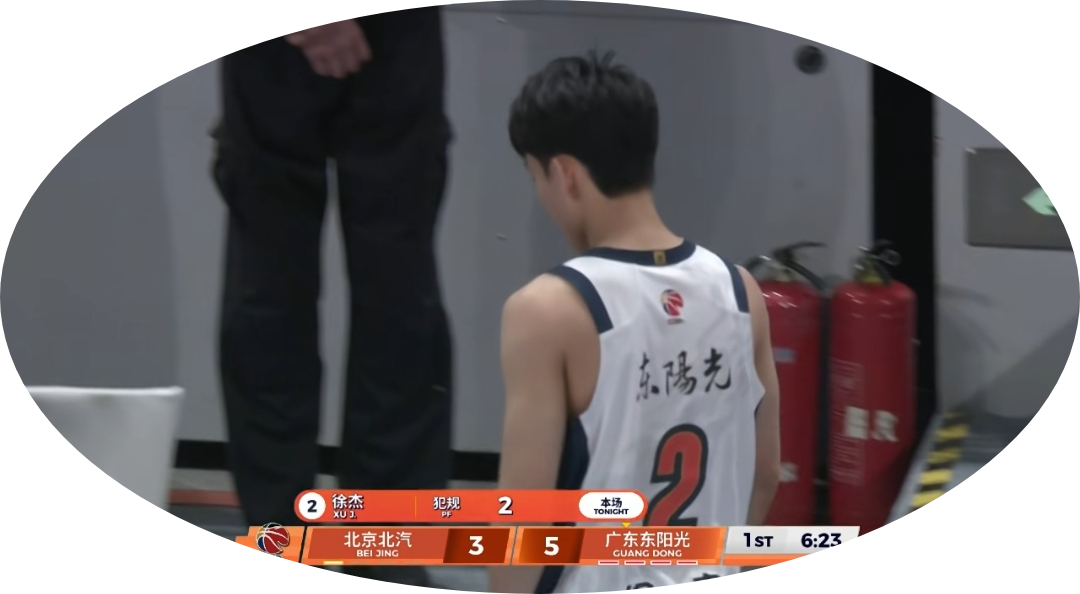 新科全明星票王广东唯一本土球员徐杰搓澡式防守体系犯规2次下场了。cba北京男篮v