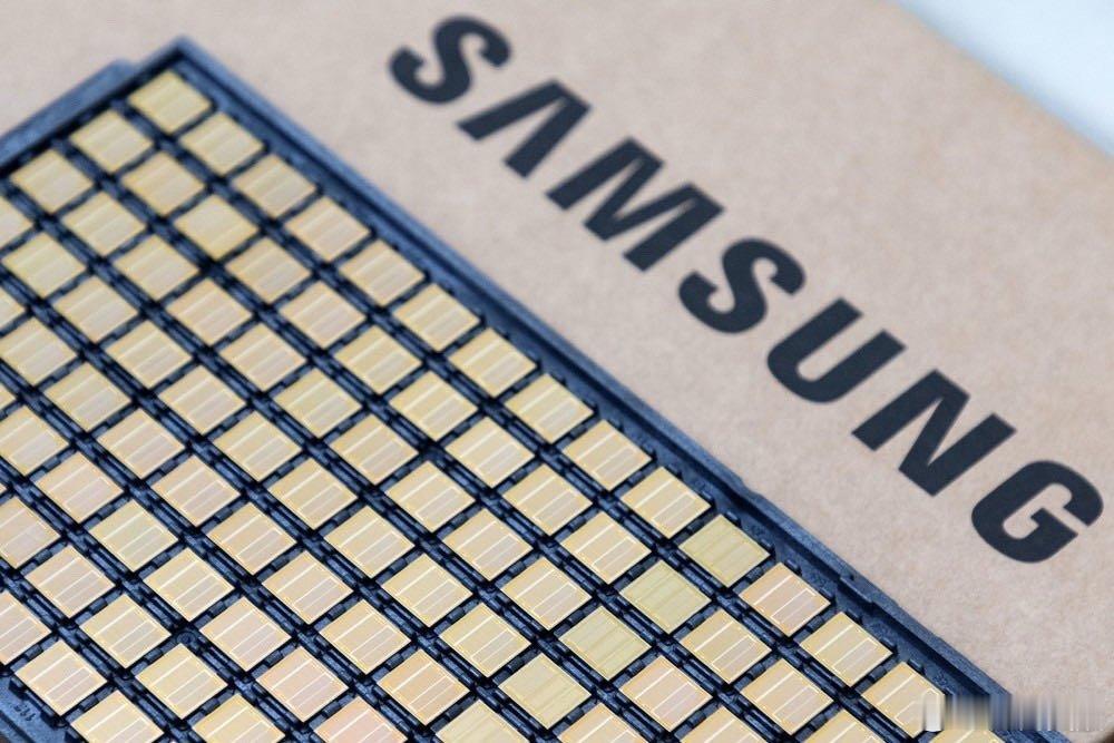 【三星发布HBM4E并深化与英伟达合作，AI算力“存储竞赛”再提速】HBM4E将