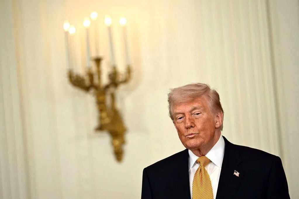美国总统特朗普说，三艘美国海军驱逐舰在炮火下驶出霍尔木兹海峡，称“伊朗袭击者遭受
