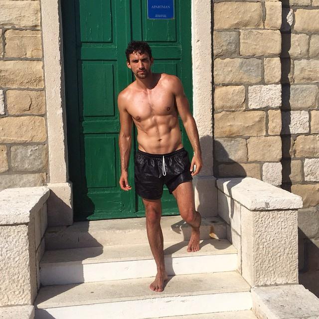 Dominic Adams（多米尼克·亚当斯）是一位英国演员和模特，出生于布里斯