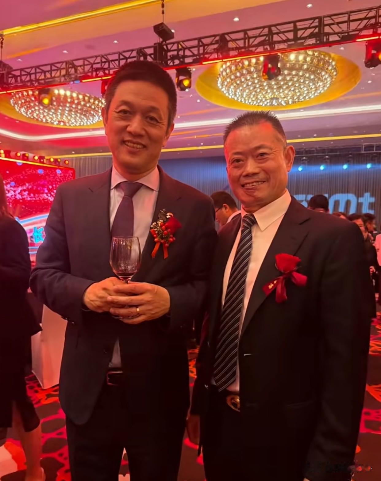 三哥：李总来聊几句嘛！
李斌：久仰大名有何赐教？
三哥：这一把赚了不老少吧？
李