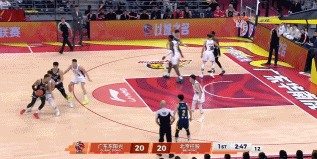 杜锋无奈！今晚广东男篮在CBA常规赛第16轮中与北控男篮展开较量。比赛首节，广东