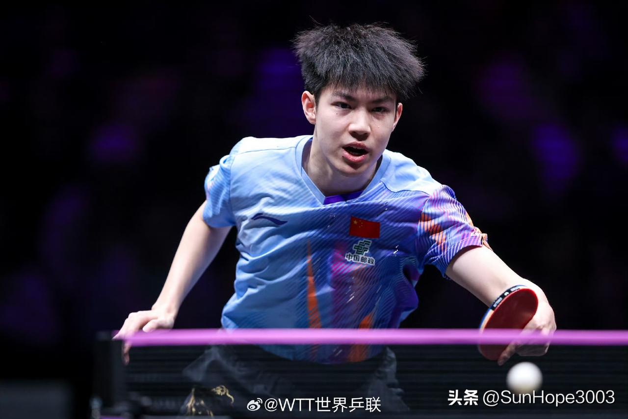 黄友政重庆冠军赛首轮出局，球迷喊黄油把球拍换回狂飙龙吧。

重庆冠军赛，首轮比赛