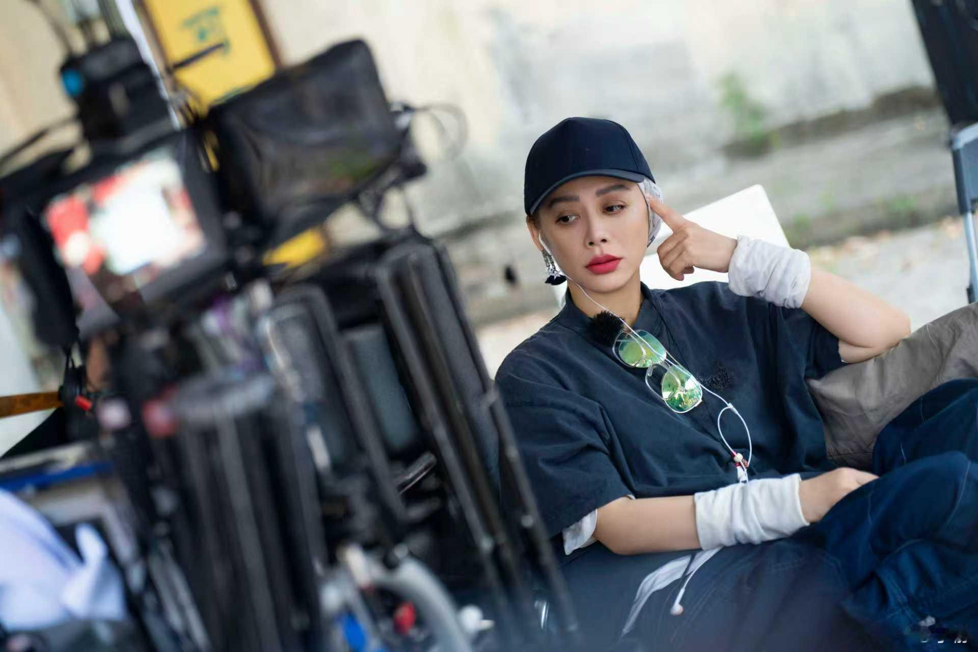 宁静说姐又做上导演了  宁静在《一路繁花》里又做上导演啦，期待宁导拍摄的大片呀 