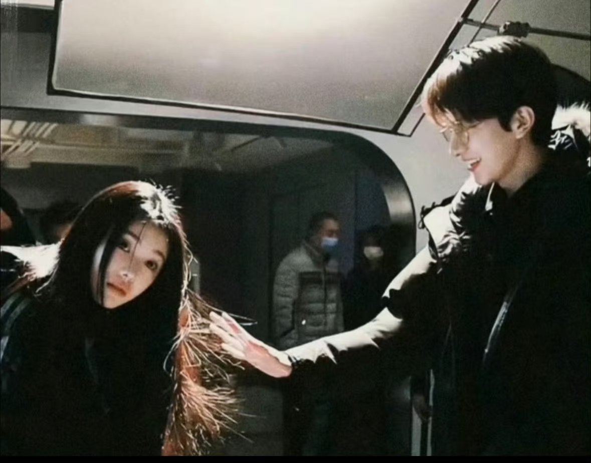 林一剧宣的神，你这样更是0人走得出《脱轨》昨天脱轨播出两周年，林一新剧正好还在重