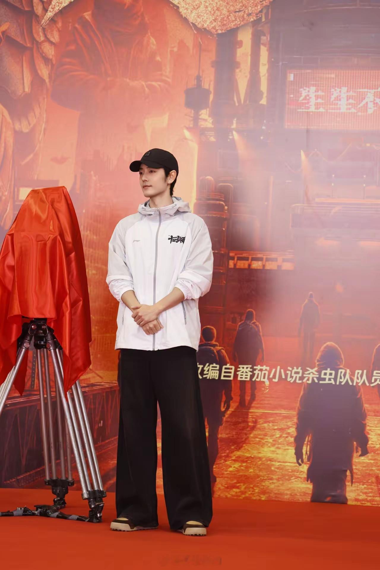 胖室发了开机高清照！肖战精神很不错。毕竟又到拿开机红包的时候了，小财迷肯定开心啊