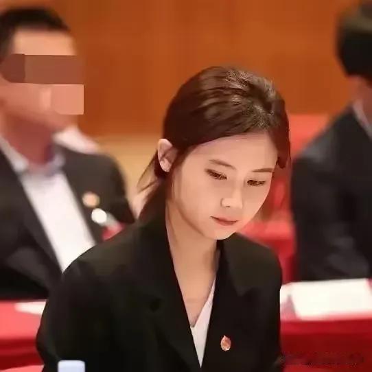 某银行行长父子俩都看上的女生