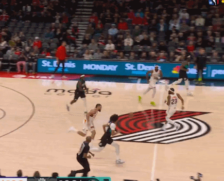 这哥们得参加今年全明星赛扣篮大赛！
开拓者主场125:130惜败太阳。尴尬六连败