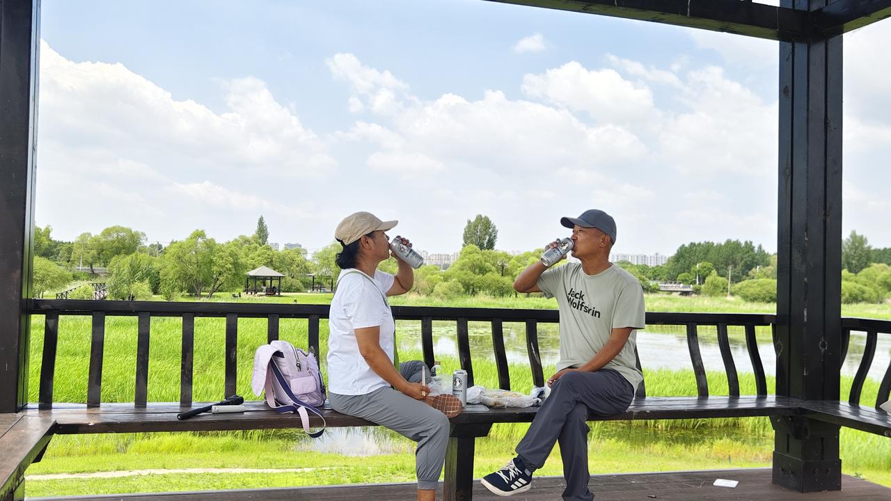 今天天不错，和小胖走中东铁路桥，来到江北湿地公园野餐。
从回来气温一直不高，总下