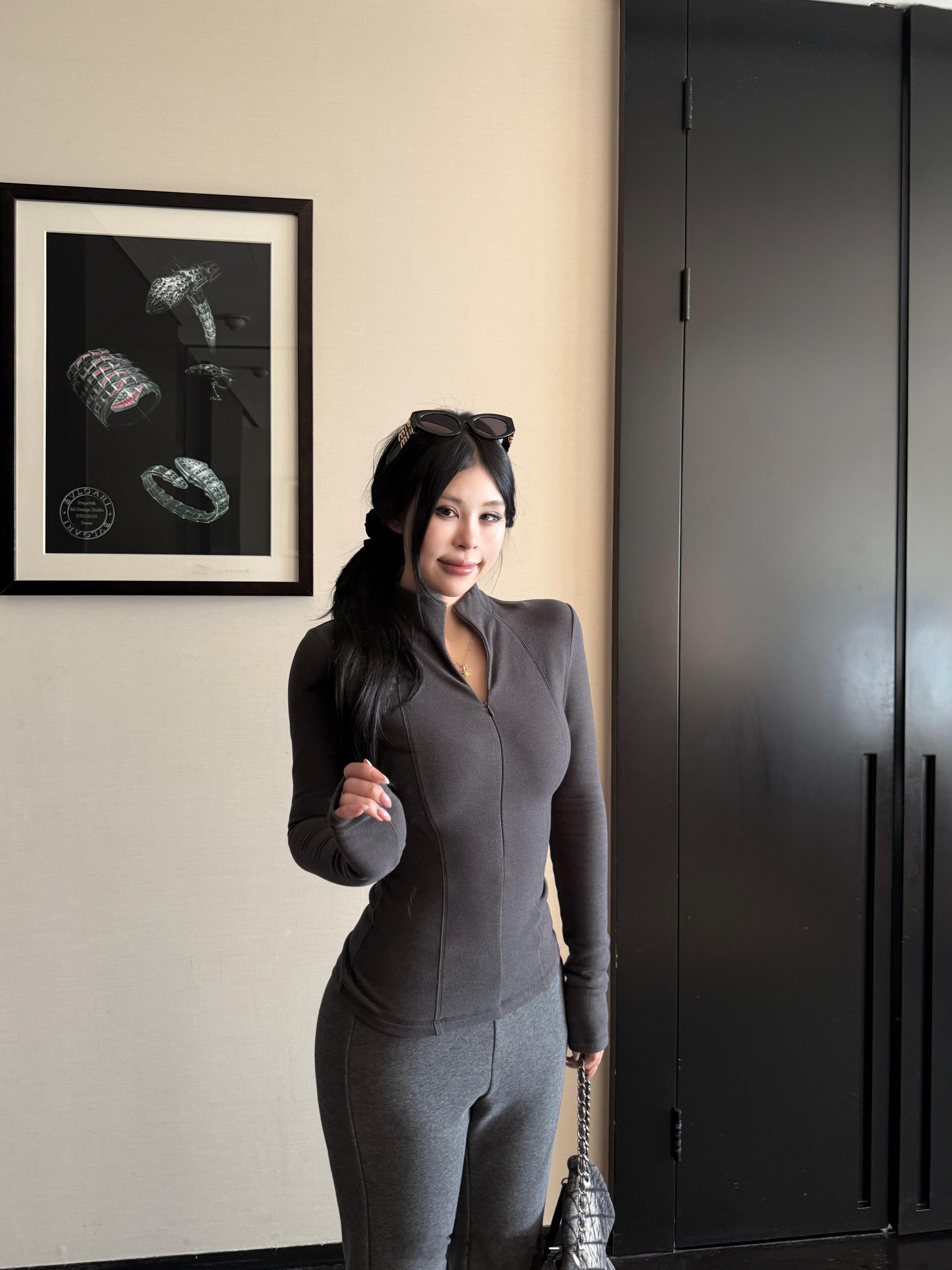 @ 𝐧𝐞𝐰 我爱的𝐲𝐨𝐠𝐚德绒系列搭配这期的细长直1.0裤王显得一