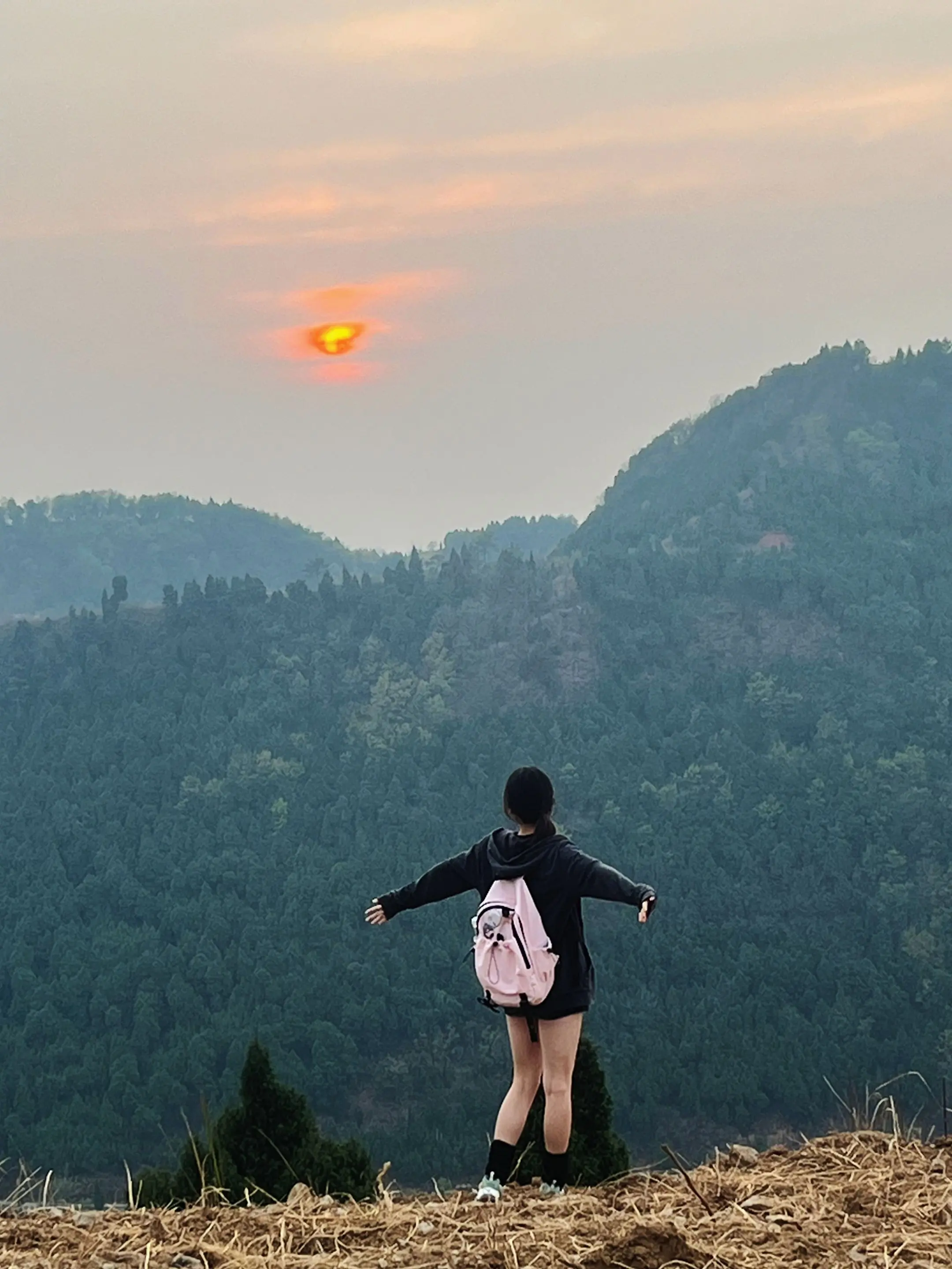 这一定是你一生唯一次站在了比别人高的地方。夕阳真好看，再见了夕阳，陪你...