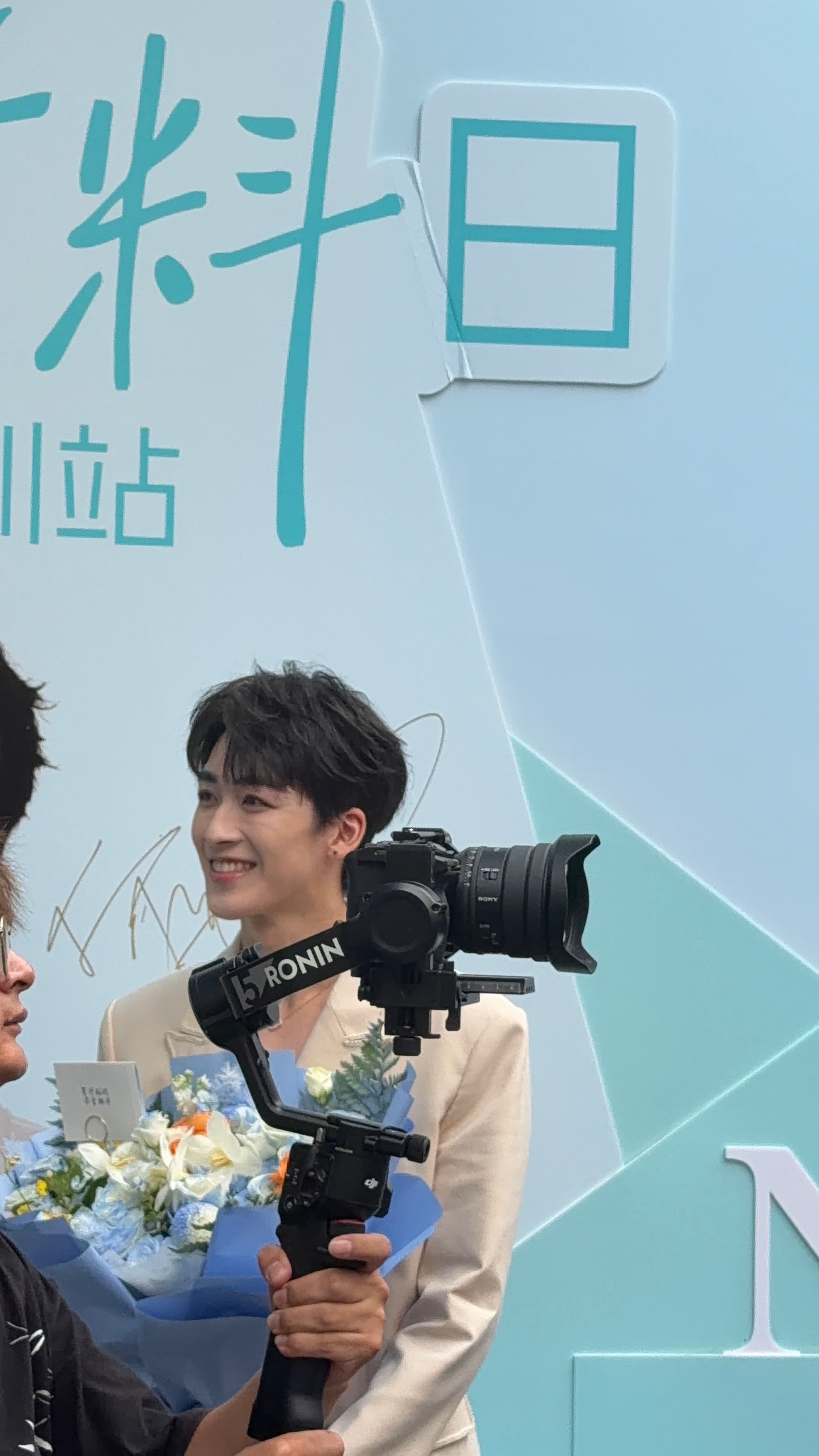 何洛洛  深圳一日店长 徐一宁这也太帅了吧(*^o^*)
